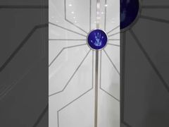 من فضلك اتبعني لأخذ جولة في صالة عرض المصنع.